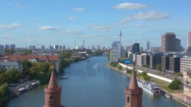 Berlin Oberbaum Köprüsü Doğu Batı Almanya sınırı. İHA 'dan alçalıyoruz. Yüksek kalite 4K görüntü