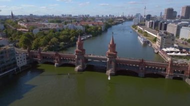 Berlin Oberbaum Köprüsü Doğu Batı Almanya sınırı. panorama yörünge drone Yüksek kalite 4K görüntü