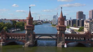Berlin Oberbaum Köprüsü Doğu Batı Almanya sınırı. İHA 'yı ters uçur Yüksek kalite 4K görüntü