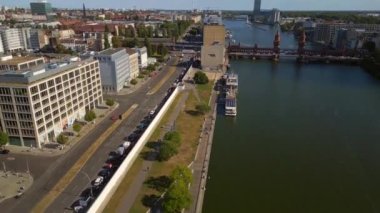 Berlin Oberbaum Köprüsü Doğu Batı Almanya sınırı. Drone Yüksek kalite 4K görüntülerini eğ