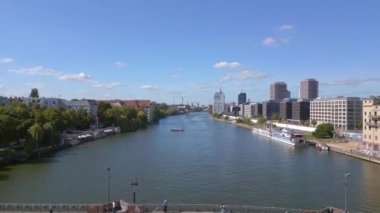 Berlin Oberbaum Köprüsü Doğu Batı Almanya sınırı. Yüksek kalite 4K görüntü aktarımı