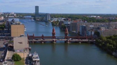 Berlin Oberbaum Köprüsü Doğu Batı Almanya sınırı. İHA 'dan alçalıyoruz. Yüksek kalite 4K görüntü