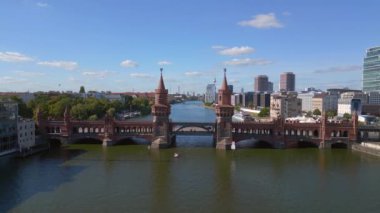 Berlin Oberbaum Köprüsü Doğu Batı Almanya sınırı. Panorama İnsansız Hava Aracı Yüksek kalite 4K görüntü