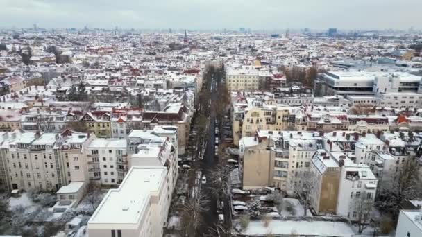 Snowy Winter Berlijn Sneeuwdaken Bewolkte Lucht Overflight Flyover Drone Hoge — Stockvideo