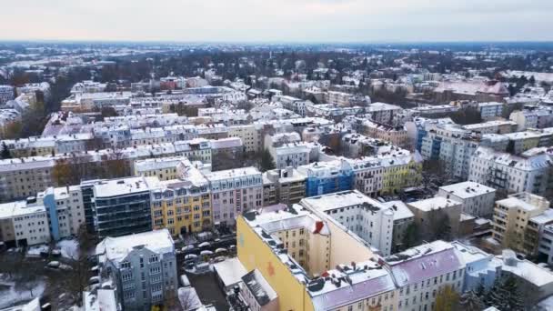 Snowy Winter Berlijn Sneeuwdaken Bewolkte Lucht Panorama Overzicht Drone Hoge — Stockvideo
