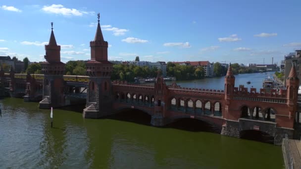 Berlin Oberbaumbrücke Spree Ostwestdeutsche Grenze Boom Gleitet Zur Rechten Drohne — Stockvideo