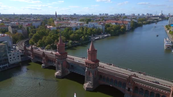 Berlín Oberbaum Most Řeka Hemží Východoněmecké Hranice Panorama Přehled Drone — Stock video