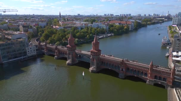Berlin Oberbaumbrücke Spree Ostwestdeutsche Grenze Fly Push Drohne Hochwertiges Filmmaterial — Stockvideo