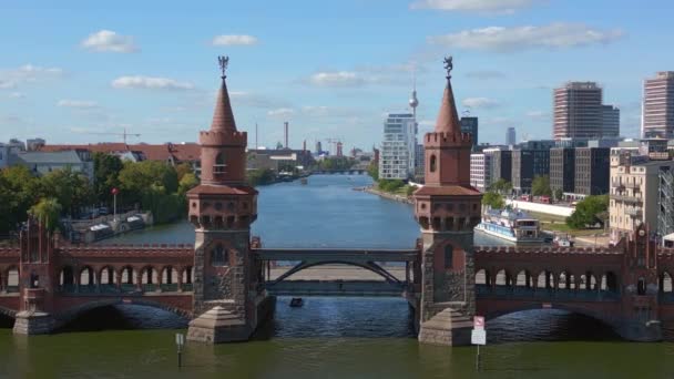 Berlin Oberbaum Most Rzeka Spree Wschodnioniemieckiej Granicy Zstępujący Dron Wysokiej — Wideo stockowe