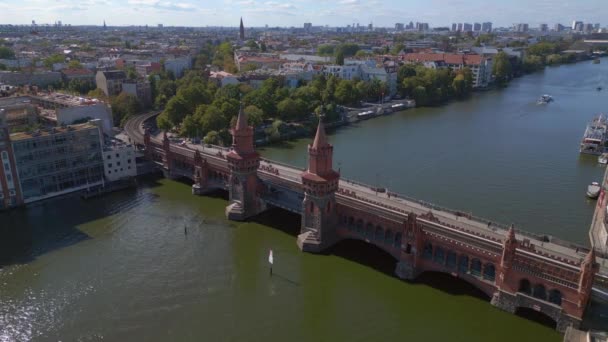 Berlín Oberbaum Most Řeka Hemží Východoněmecké Hranice Bezpilotní Kamera Ukazuje — Stock video