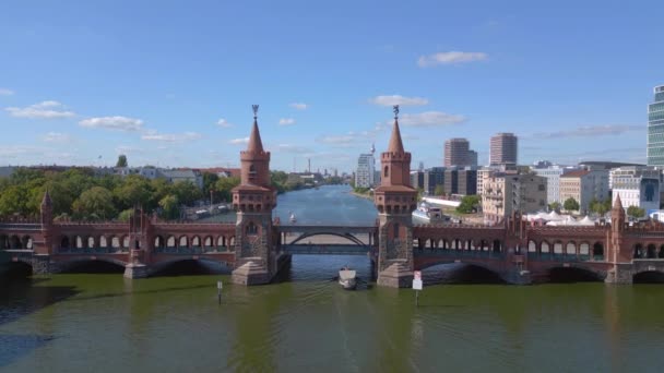 Berlin Oberbaum Most Rzeka Spree Wschodnioniemieckiej Granicy Wznoszący Się Dron — Wideo stockowe