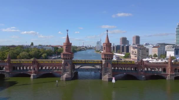 Berlin Oberbaum Bridge Folyó Kelet Nyugati Német Határ Átrepülős Drón — Stock videók