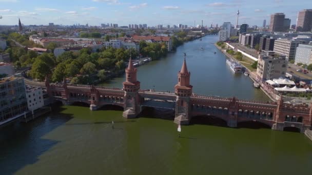Berlin Oberbaum Most Rzeka Spree Wschodnioniemieckiej Granicy Dron Orbitalny Wysokiej — Wideo stockowe