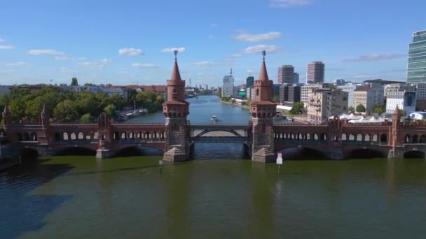 Berlin Oberbaum Most Rzeka Spree Wschodnioniemieckiej Granicy Szeroki Przegląd Orbity — Wideo stockowe