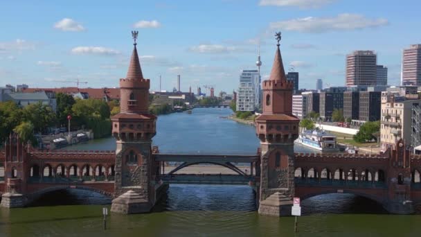 Berlín Oberbaum Most Řeka Hemží Východoněmecké Hranice Fly Reverse Drone — Stock video