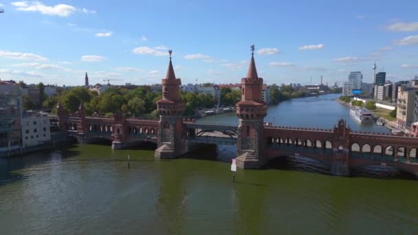 Berlin Oberbaum Most Rzeka Spree Wschodnioniemieckiej Granicy Dron Orbitalny Wysokiej — Wideo stockowe