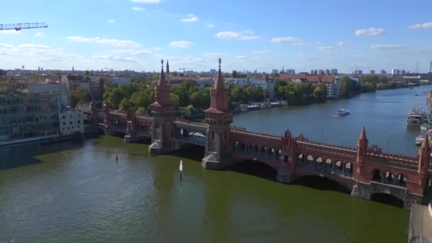 Berlin Oberbaumbrücke Spree Ostwestdeutsche Grenze Aufsteigende Drohne Hochwertiges Filmmaterial — Stockvideo