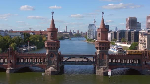 Berlin Oberbaum Most Rzeka Spree Wschodnioniemieckiej Granicy Przelot Nad Dronem — Wideo stockowe