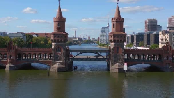 Berlin Oberbaum Bridge River Spree Öst Västra Tyska Gränsen Stigande — Stockvideo