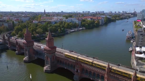 Berlin Oberbaum Most Rzeka Spree Wschodnioniemieckiej Granicy Zstępujący Dron Wysokiej — Wideo stockowe