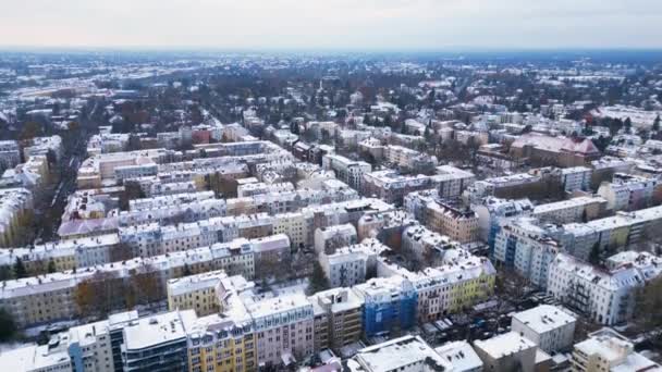 Śnieżna Zima Berlin Dachy Śniegu Chmurne Niebo Zstępujący Dron Wysokiej — Wideo stockowe