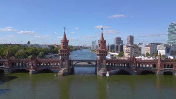 Berlin Oberbaumbrücke Spree Ostwestdeutsche Grenze Übersicht Drohne Hochwertiges Filmmaterial — Stockvideo