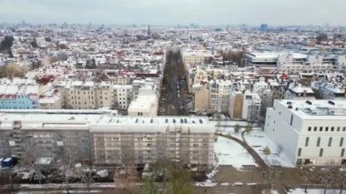 Kar yağışlı kış Berlin 'in karlı çatıları bulutlu gökyüzü. İHA 'da sinek saldırısı. Yüksek kalite 4K görüntü.