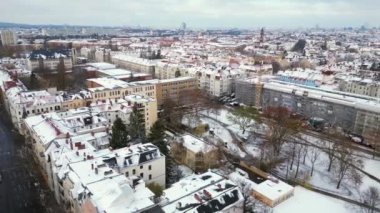Kar yağışlı kış Berlin 'in karlı çatıları bulutlu gökyüzü. boom sağ İHA 'ya kayıyor Yüksek kalite 4k görüntü