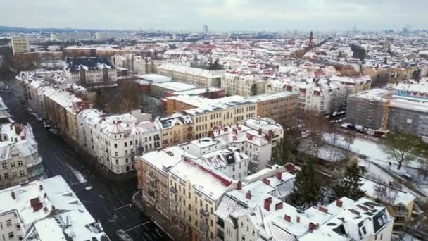 Snowy Winter Berlijn Sneeuwdaken Bewolkte Lucht Overflight Flyover Drone Hoge — Stockvideo