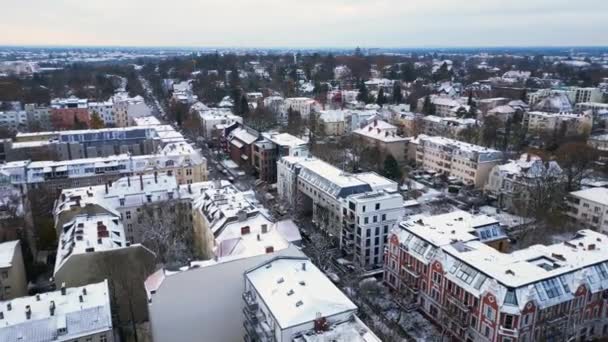 Inverno Nevado Berlim Telhados Neve Céu Nublado Fly Reverse Drone — Vídeo de Stock