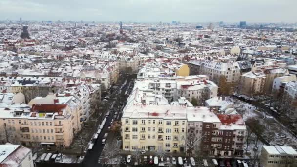 Snowy Winter Berlijn Sneeuwdaken Bewolkte Lucht Boom Glijden Naar Rechts — Stockvideo
