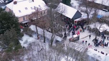 Noel pazarı Kar Köyü, bulutlu Almanya. 4k insansız hava aracı görüntüsünün üstünde İHA 'nın üstü