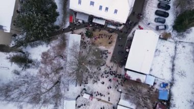 Noel pazarı Kar Köyü, bulutlu Almanya. dikey kuş bakışı drone 4k drone görüntüsü