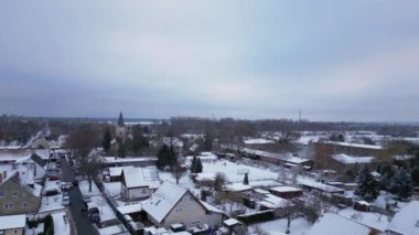 Noel pazarı Kar Köyü, bulutlu Almanya. İHA 4k İHA görüntüsü alçalıyor