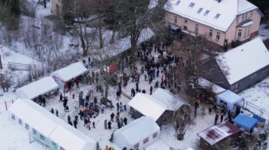 Noel pazarı Kar Köyü, bulutlu Almanya. İnsansız hava aracı 4K 'nın üstündeki drone görüntülerinden.