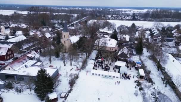 Mercado Natal Winter Snow Village Alemanha Nublado Círculo Drone Footage — Vídeo de Stock
