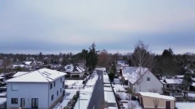 Kar Köyü bulutlu gökyüzü Almanya 'ya ev sahipliği yapıyor. Artan insansız hava aracı Yüksek kalite 4K görüntü