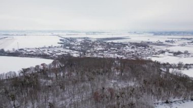 Kar Köyü bulutlu gökyüzü Almanya 'ya ev sahipliği yapıyor. Panorama İnsansız Hava Aracı Yüksek kalite 4K görüntü