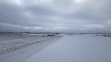 Mobil baz istasyonu 5G direk iletim telefonu, Winter Snow. İHA 4K görüntü aktarımı