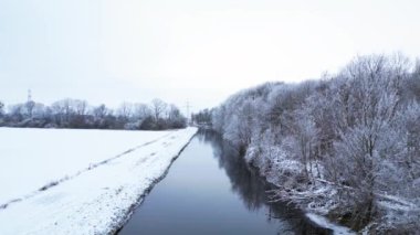Kar nehri ormanı bulutlu gökyüzü Almanya. İHA. İHA 'dan alçalıyoruz. Yüksek kalite 4K görüntü