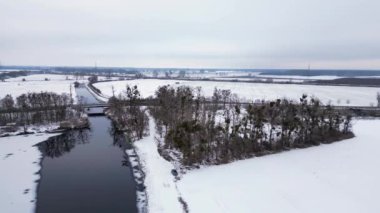 Kar nehri ormanı bulutlu gökyüzü Almanya. İHA. Sağ İHA 'ya döndürme Yüksek kalite 4k görüntü