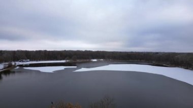 Kar, buz gölü, orman, bulutlu gökyüzü Almanya. İHA. Hız rampası Hiperlapse hızlandırılmış zaman aşımı Yüksek kalite 4K görüntü
