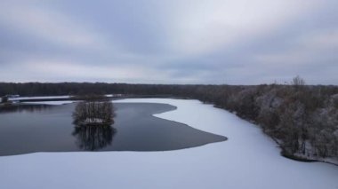Kar, buz gölü, orman, bulutlu gökyüzü Almanya. İHA. İHA 'dan alçalıyoruz. Yüksek kalite 4K görüntü