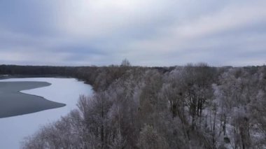 Kar, buz gölü, orman, bulutlu gökyüzü Almanya. İHA. Yüksek kalite 4K görüntü aktarımı