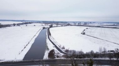 Kar nehri ormanı bulutlu gökyüzü Almanya. İHA. İHA 'yı ters uçur Yüksek kalite 4K görüntü