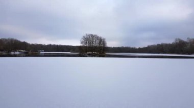 Kar, buz gölü, orman, bulutlu gökyüzü Almanya. İHA. Yüksek kalite 4K görüntü aktarımı