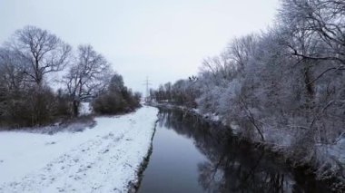 Kar nehri ormanı bulutlu gökyüzü Almanya. İHA. Yüksek kalite 4K görüntü aktarımı