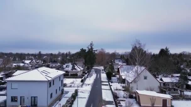 Winter Snow Village Alberga Cielo Nublado Alemania Dron Ascendente Imágenes — Vídeos de Stock