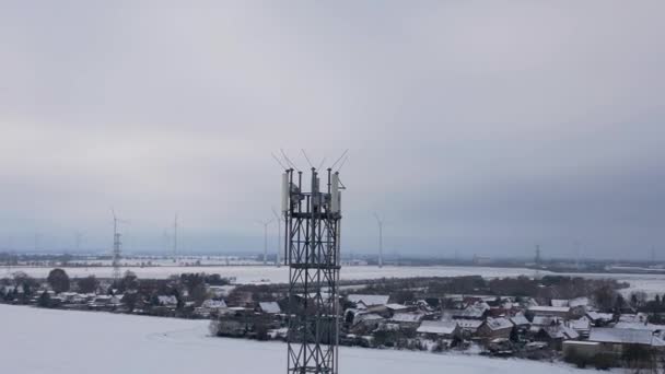 Torre Celular Móvil Mástil Teléfono Transmisión Nieve Invierno Dron Ascendente — Vídeos de Stock