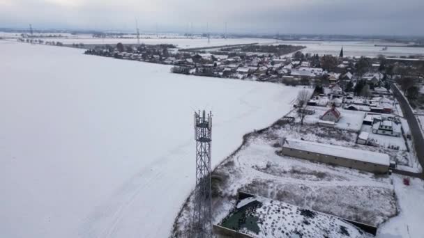 Torre Celular Móvil Mástil Teléfono Transmisión Nieve Invierno Dron Descendente — Vídeo de stock
